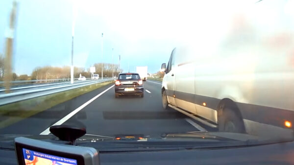 Idiote bumperklever drukt zijn enorme bus er even lekker voor op de A9