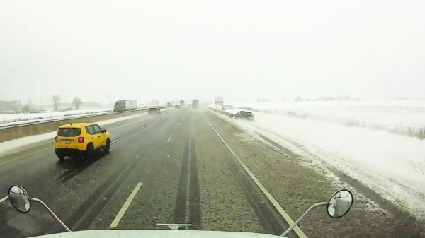 Sneeuwschuiver zorgt voor onbedoelde chaos op Amerikaanse snelweg