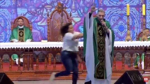 Priester maakt tijdens mis een onvrijwillige stagedive