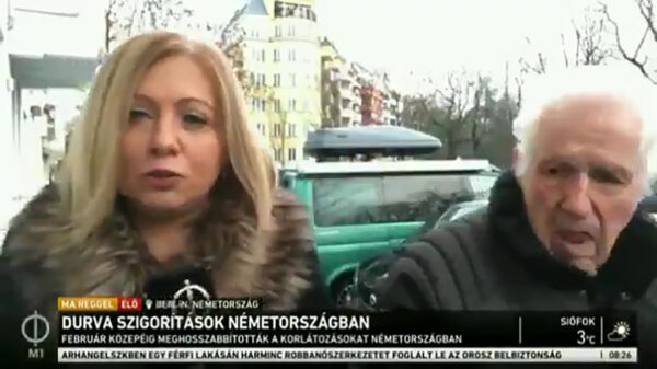 Opzouten, ik moet erlangs: bejaarde Duitser duwt verslaggeefster opzij