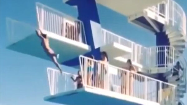 Compilatie: niet iedereen blijkt schoonspringen onder de knie te hebben