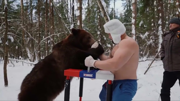 Ondertussen in Rusland: een potje armpje drukken met een beer