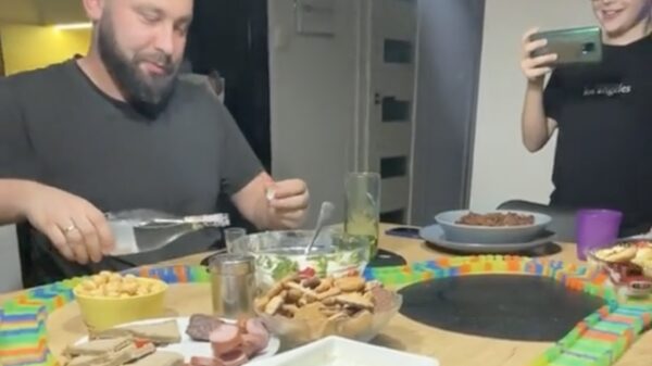 Aan een Russische eettafel komt de drank je automatisch tegemoet gereden