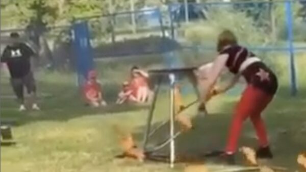 Brandende hoepel wordt vakkundig ontmanteld door scootmobielmeneer