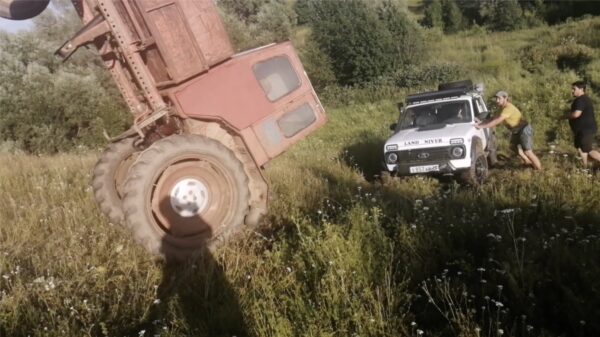 Behulpzame boeren halen vastgelopen Lada uit zjin benarde positie