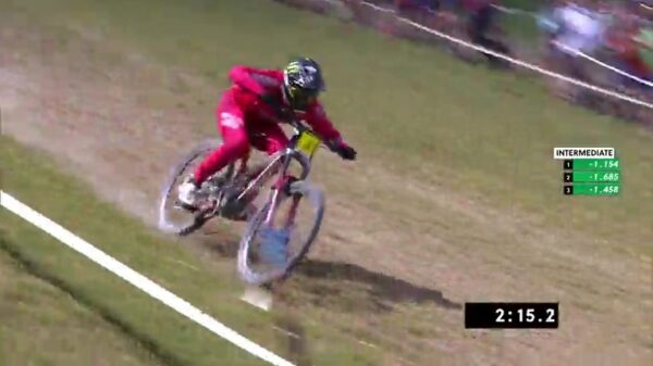 Amaury Pierron jaagt op belachelijke snelheid van een gestoord downhillparcours af