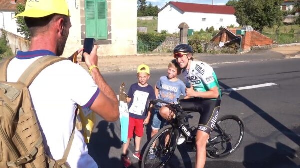 Bas Tietema probeert ongemerkt een dag als Tour-renner mee te doen