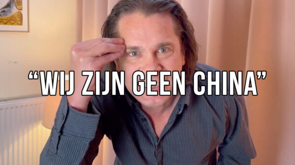 Hans Teeuwen gaat met gestrekt been in tegen 'die vrijheidsbeperkende coronapas'