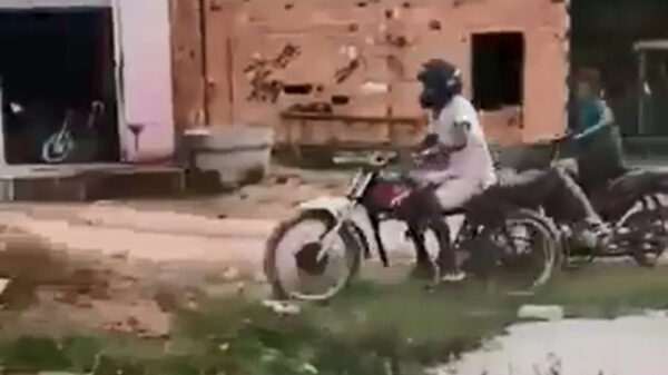 Stuntpiloot doet een dappere poging om over schans te springen