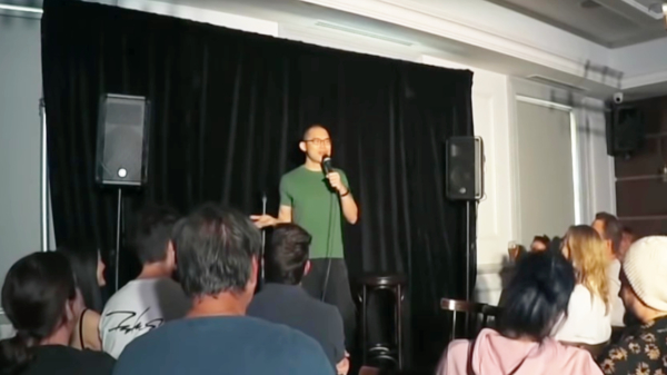 Chinese comedian heeft hilarisch verhaal over condooms en zijn ouders