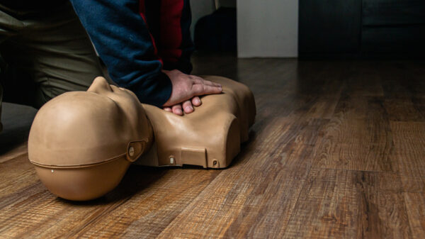 Koter redt het leven van een vrouw door haar meteen te reanimeren!