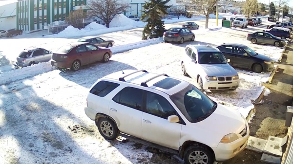 De slechtste chauffeur van Canada probeert een parkeerplaats te verlaten