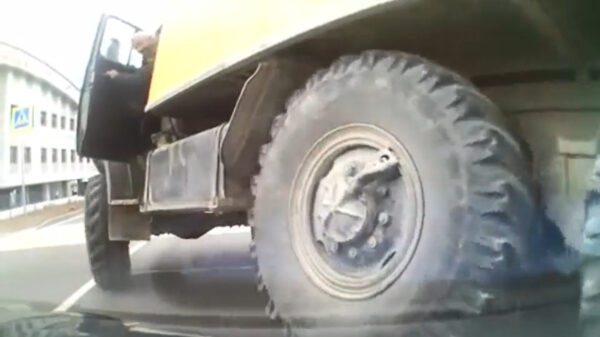 Vrachtwagenchauffeur neemt hindernisbaan bij het achteruit rijden