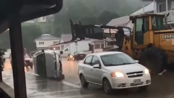 Gast steelt shovel van zijn werk om met de auto van zijn vreemdgaande vriendin te knikkeren