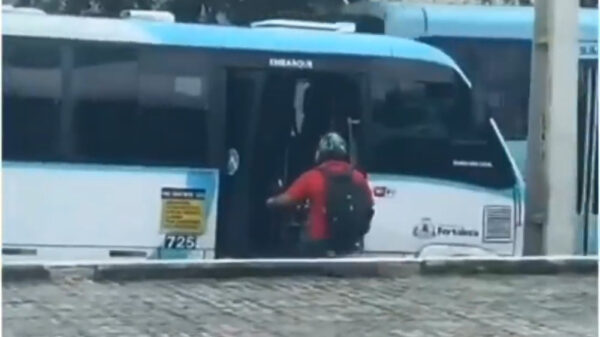 Scooterrijder neemt even quasi-laks de bus