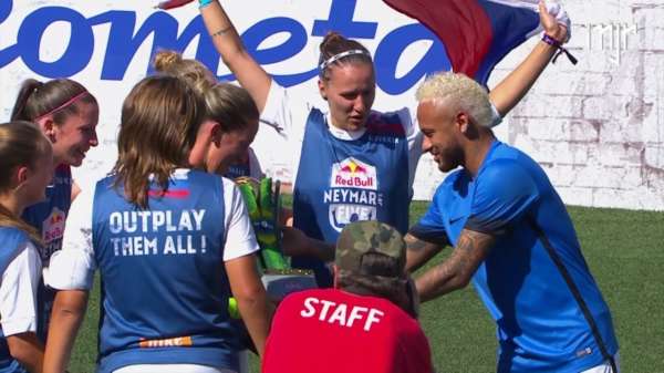 Neymar overhandigt trofee aan Slowaakse voetbalster die hem kanjerhard tegen haar blije bakkes krijgt