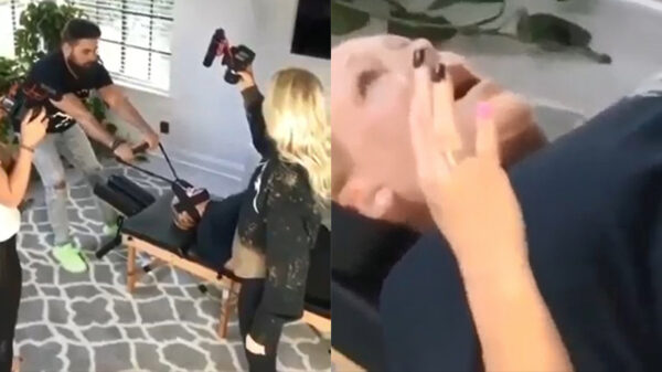 Vrouw geniet zichtbaar als d'r wervelkolom uit haar lichaam wordt gerukt