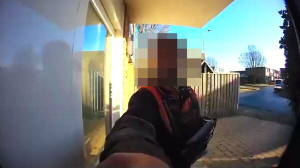 Deze bezorger is duidelijk met zijn verkeerde been uit bed gestapt