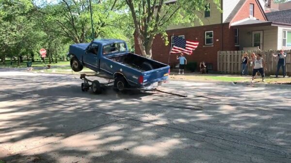 Redneck kan na jump met zijn pickup-truck meteen door naar de stort