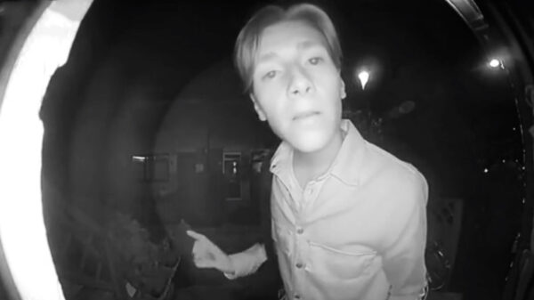 Met je dronken harses een berichtje voor je ouders achterlaten die op vakantie zijn