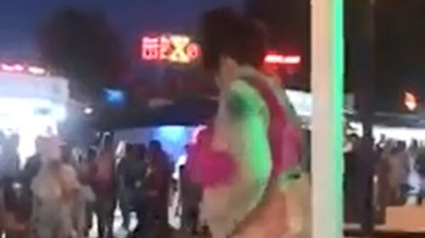 Dansmarieke danst dronken op tafel