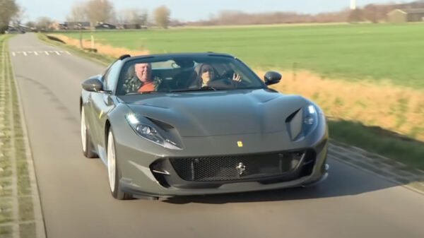 Peter Gillis showt zijn nieuwe speeltje: een hatseflats-Ferrari 812 Superfast van een half miljoen