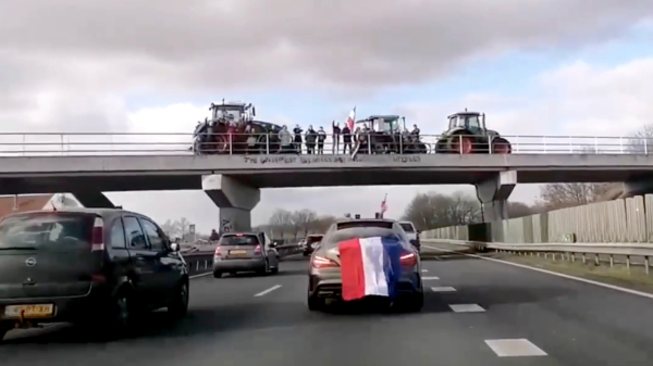 Strijders van het Nederlandse vrijheidskonvooi klappen op elkaar onder een viaduct bij Valkenswaard