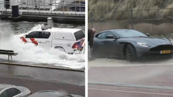 Storm Corrie beukt stevig op Scheveningse kust in, dikke Aston Martin gestrand door hoopje zand