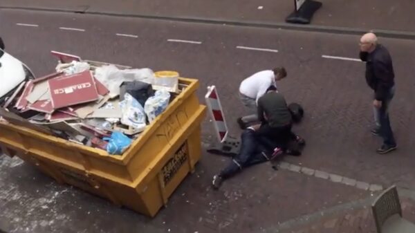 Omstanders knuppelen laffe herders neer die juwelier in Amersfoort overvallen