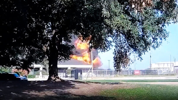 10 doden nadat vliegtuigje zich na opstijgen in grote hangar boort