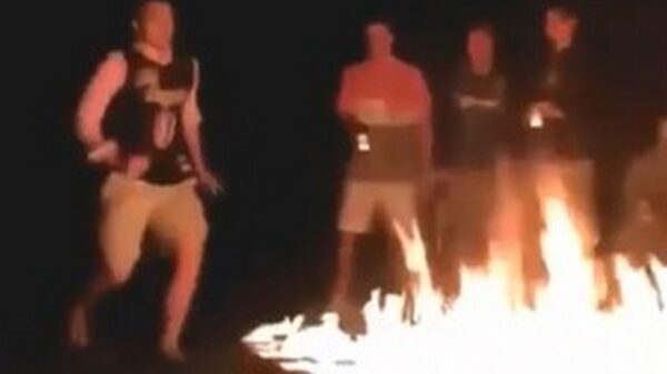 Stumper probeert over kampvuur te springen