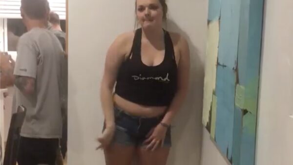 Bezopen dame probeert de zogenaamde muur-twerk