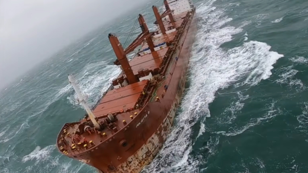 Kustwacht deelt superbrute beelden van de evacuatie van een vrachtschip tijdens storm Corrie