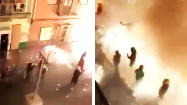 Straat verandert in één grote explosie tijdens de Chinees nieuwjaar-viering