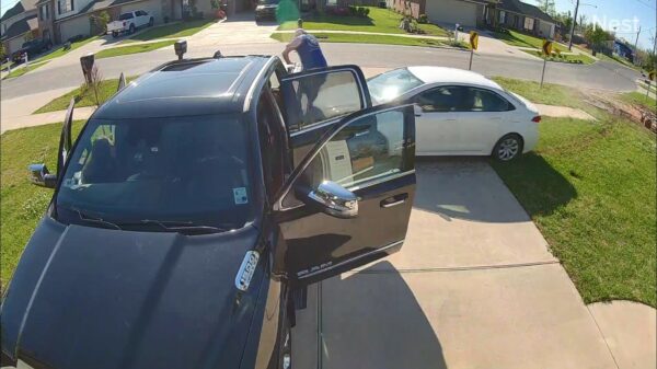 Hoogspringer wordt nét geen autosandwich in deze close call du jour