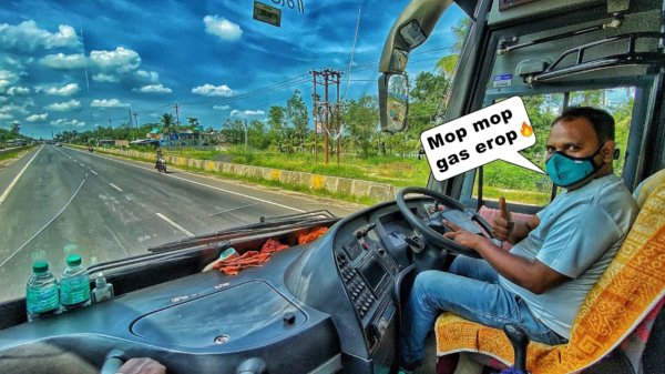 Met de vlam in de pijp: agressieve chauffeur frot zijn bus door het verkeer in India
