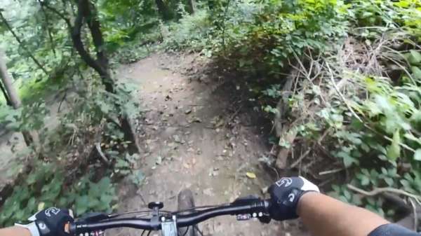 Mountainbiker verkent nieuw terrein en verstoort avonturiers tijdens hun 'survival'