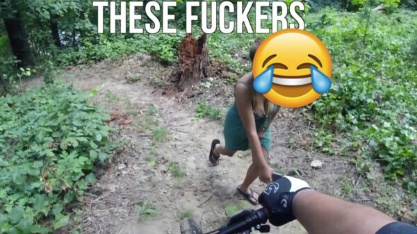 Mountainbiker verkent nieuw terrein en verstoort avonturiers tijdens hun 'survival'