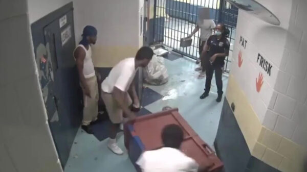 Vrouwelijke cipier weet dankzij dapper ingrijpen leven van gevangene te redden