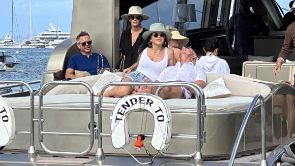 Het nieuwe jacht van Jeff Bezos wordt zo geschift groot dat er een Rotterdamse brug voor wordt gedemonteerd