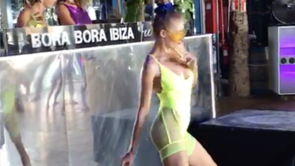 Danseres van Bora Bora heeft haar motoriek nog niet helemaal onder controle