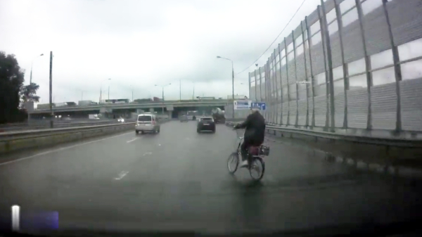 Russische opa fietst doodleuk de autoweg op en veroorzaakt een kop-staartbotsing