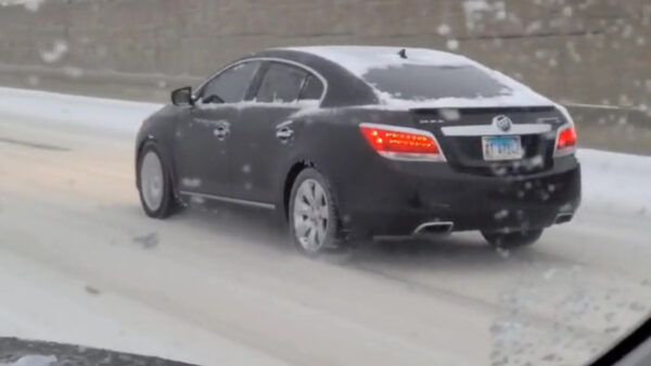 Het grote voordeel van sneeuw: lekker rijden met je handrem erop
