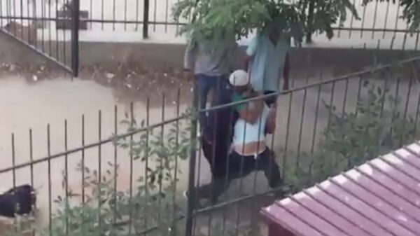 Russische Superman to the rescue: 3 bully's in elkaar gebeukt