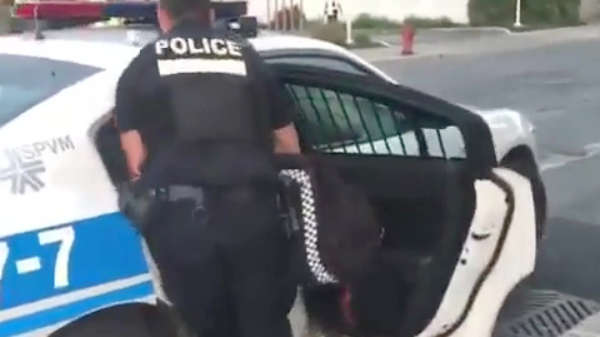 Verdachte blijkt prima overdwars in een politieauto te passen