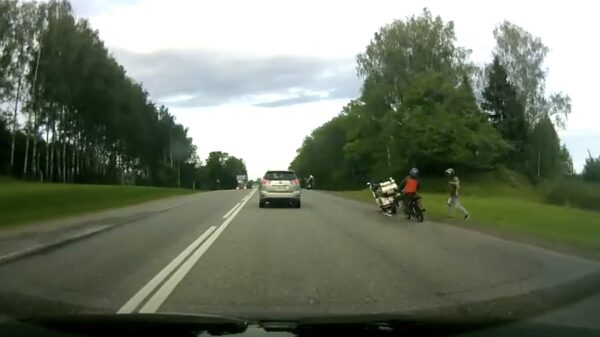 Stekeblinde scooterbink klapt vol op geparkeerde motormuis