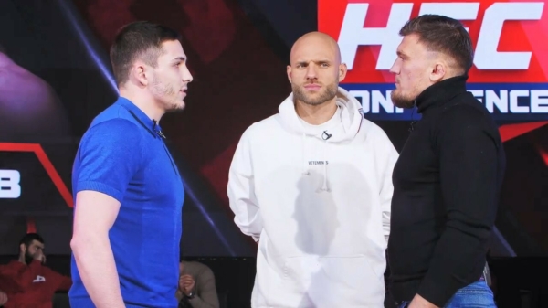 Payback is een trut: Russische MMA'er neemt wraak op tegenstander tijdens staredown