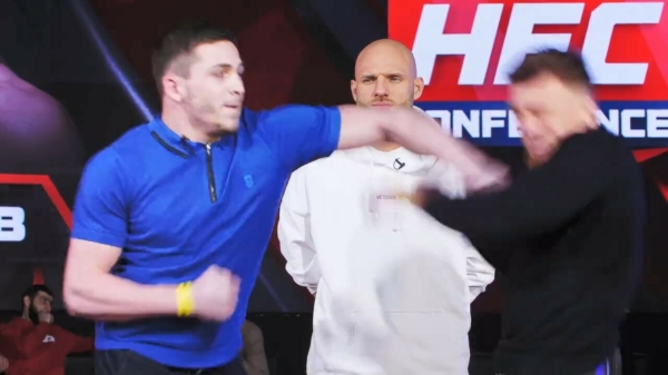 Payback is een trut: Russische MMA'er neemt wraak op tegenstander tijdens staredown