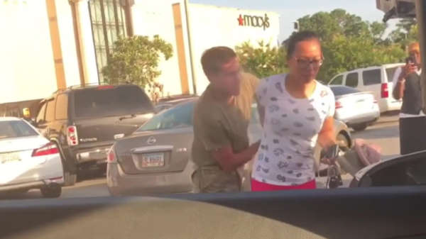 Soldaat gaat compleet in de flipmode tegen een paar vrouwen op een parkeerplaats