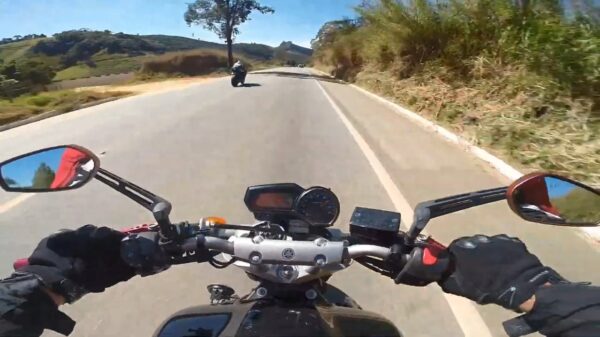 Motorrijder jankt met belachelijk hoge snelheid langs kerende auto